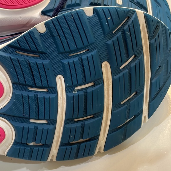 Brooks Women's Dyad 11 Running Shoe. Size 7 EUC - Picture 11 of 14